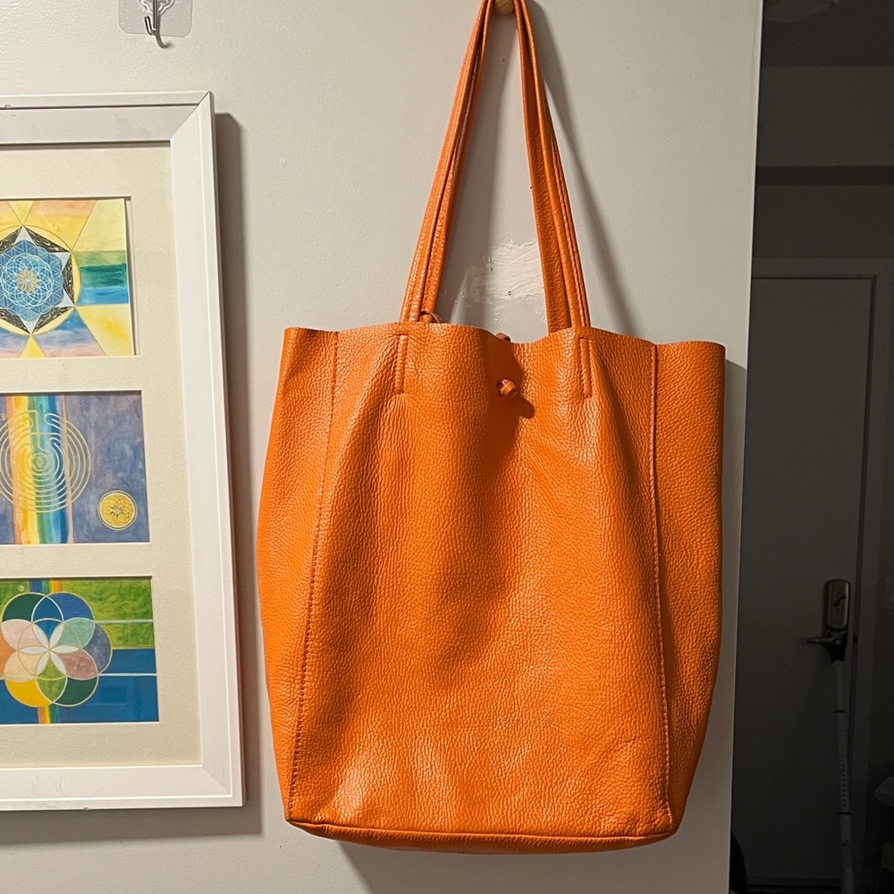 Gorgeous Vera Pelle Italian Leather Shopper with inside stabilizer bottom. 15x15